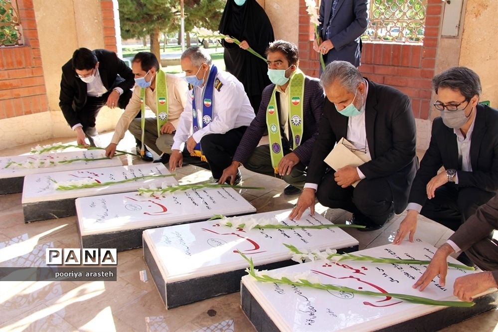 غبارروبی مزارشهدا به مناسبت 21 اردیبهشت ماه  سالروز تاسیس سازمان دانش‌آموزی