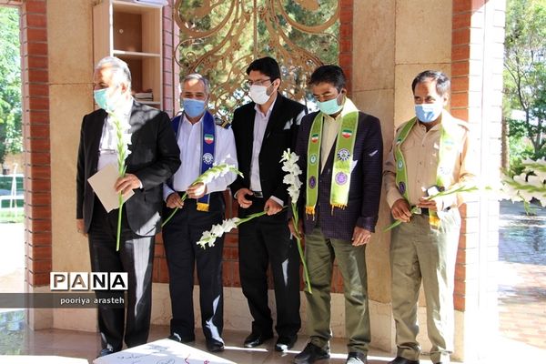 غبارروبی مزارشهدا به مناسبت 21 اردیبهشت ماه  سالروز تاسیس سازمان دانش‌آموزی