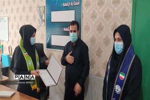 تقدیر سرپرست اداره آموزش و پرورش به‌مناسبت سالروز سازمان دانش‌آموزی در شهر بندرامام خمینی ٰ(ره)
