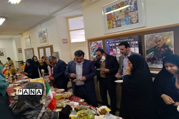 برگزاری جشنواره غذاهای بومی و محلی به مناسبت هفته سلامت در هنرستان حضرت زهرا (س) ناحیه 4 کرج