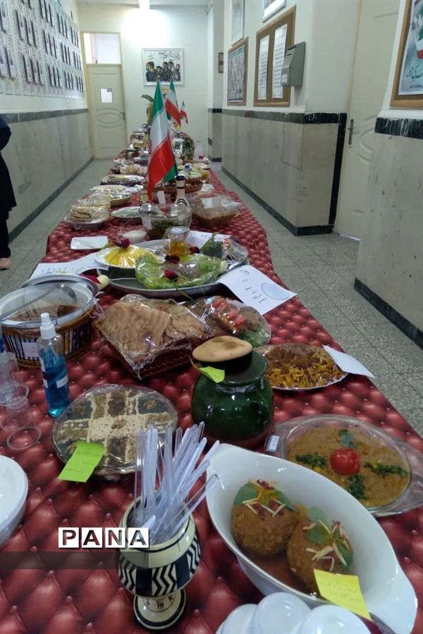 برگزاری جشنواره غذاهای بومی و محلی به مناسبت هفته سلامت در هنرستان حضرت زهرا (س) ناحیه 4 کرج