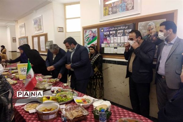 برگزاری جشنواره غذاهای بومی و محلی به مناسبت هفته سلامت در هنرستان حضرت زهرا (س) ناحیه 4 کرج