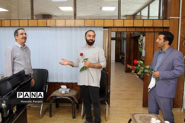 تقدیر قائم‌مقام سازمان دانش‌آموزی از کارکنان در بیست و سومین سالگرد تاسیس سازمان دانش‌آموزی کشور