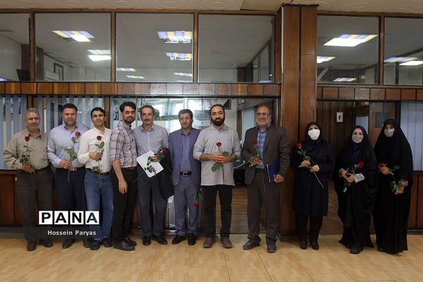 تقدیر قائم‌مقام سازمان دانش‌آموزی از کارکنان در بیست و سومین سالگرد تاسیس سازمان دانش‌آموزی کشور