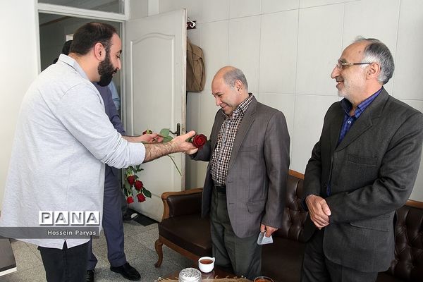 تقدیر قائم‌مقام سازمان دانش‌آموزی از کارکنان در بیست و سومین سالگرد تاسیس سازمان دانش‌آموزی کشور