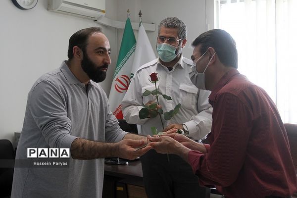 تقدیر قائم‌مقام سازمان دانش‌آموزی از کارکنان در بیست و سومین سالگرد تاسیس سازمان دانش‌آموزی کشور