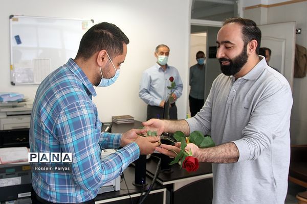 تقدیر قائم‌مقام سازمان دانش‌آموزی از کارکنان در بیست و سومین سالگرد تاسیس سازمان دانش‌آموزی کشور