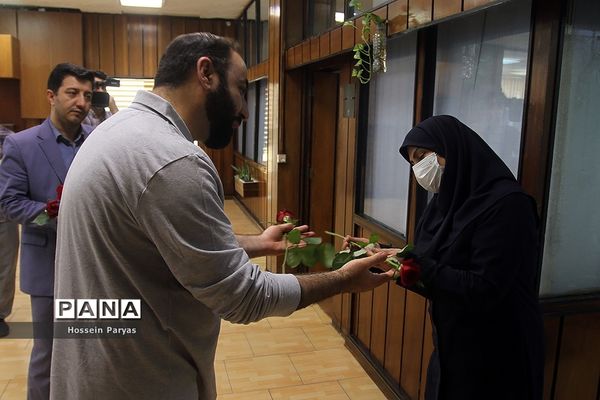 تقدیر قائم‌مقام سازمان دانش‌آموزی از کارکنان در بیست و سومین سالگرد تاسیس سازمان دانش‌آموزی کشور