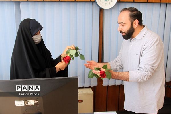 تقدیر قائم‌مقام سازمان دانش‌آموزی از کارکنان در بیست و سومین سالگرد تاسیس سازمان دانش‌آموزی کشور