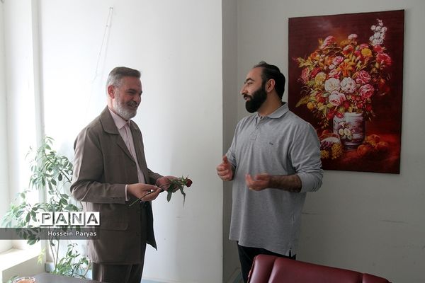 تقدیر قائم‌مقام سازمان دانش‌آموزی از کارکنان در بیست و سومین سالگرد تاسیس سازمان دانش‌آموزی کشور