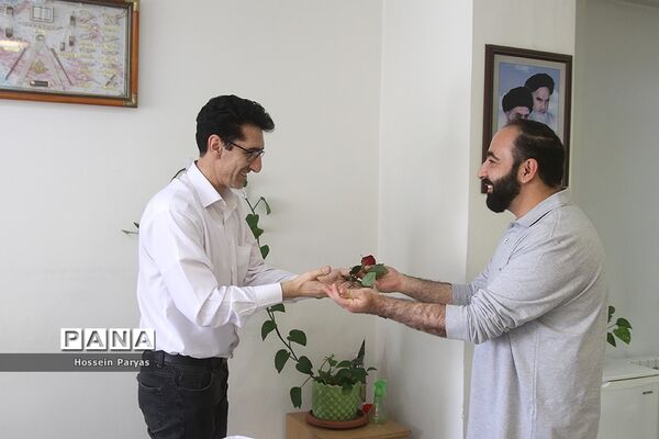 تقدیر قائم‌مقام سازمان دانش‌آموزی از کارکنان در بیست و سومین سالگرد تاسیس سازمان دانش‌آموزی کشور
