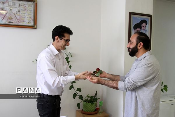 تقدیر قائم‌مقام سازمان دانش‌آموزی از کارکنان در بیست و سومین سالگرد تاسیس سازمان دانش‌آموزی کشور