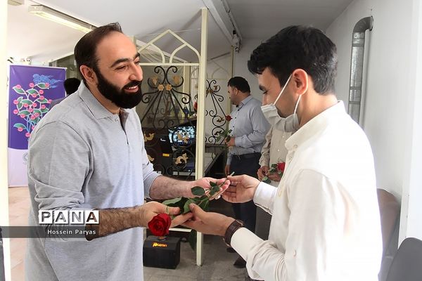 تقدیر قائم‌مقام سازمان دانش‌آموزی از کارکنان در بیست و سومین سالگرد تاسیس سازمان دانش‌آموزی کشور