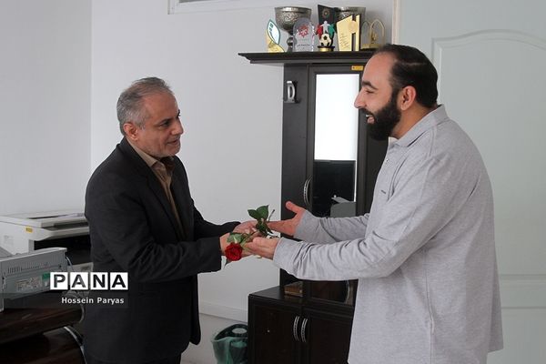 تقدیر قائم‌مقام سازمان دانش‌آموزی از کارکنان در بیست و سومین سالگرد تاسیس سازمان دانش‌آموزی کشور