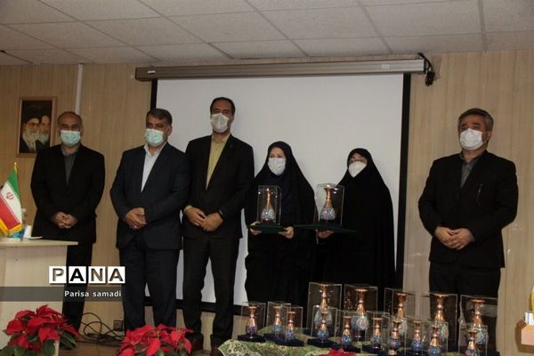 آیین تجلیل از همیاران معلم در دبیرستان دخترانه فرهنگ منطقه ۱۳