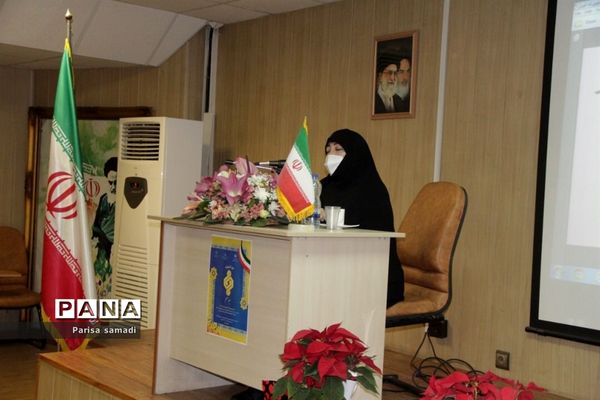 آیین تجلیل از همیاران معلم در دبیرستان دخترانه فرهنگ منطقه ۱۳