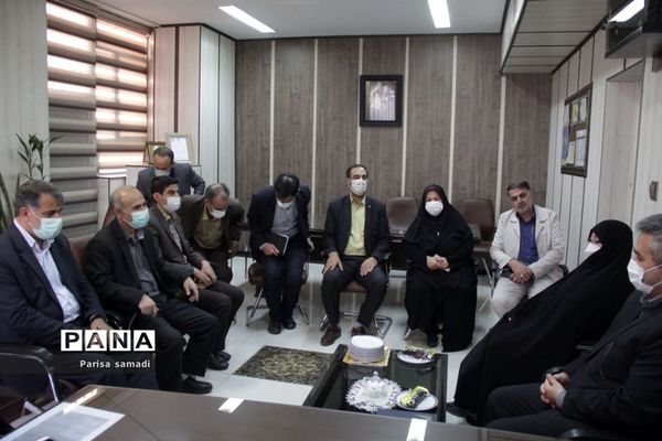 آیین تجلیل از همیاران معلم در دبیرستان دخترانه فرهنگ منطقه ۱۳