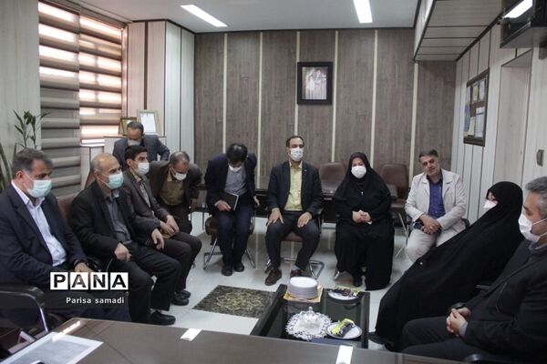آیین تجلیل از همیاران معلم در دبیرستان دخترانه فرهنگ منطقه ۱۳