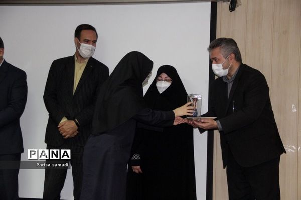 آیین تجلیل از همیاران معلم در دبیرستان دخترانه فرهنگ منطقه ۱۳