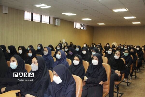 آیین تجلیل از همیاران معلم در دبیرستان دخترانه فرهنگ منطقه ۱۳