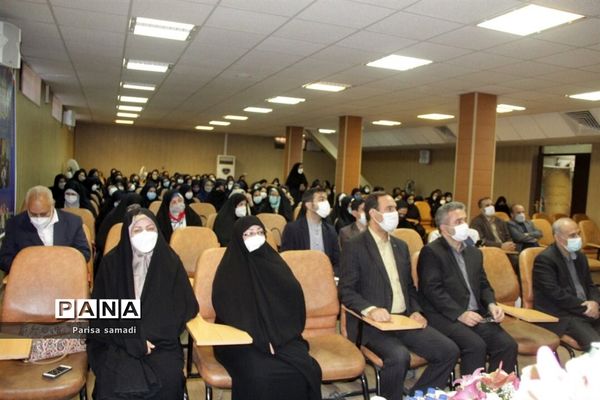 آیین تجلیل از همیاران معلم در دبیرستان دخترانه فرهنگ منطقه ۱۳