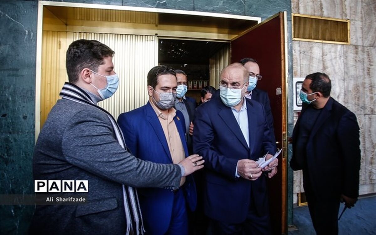 بازدید رئیس مجلس از نمایشگاه نفت، گاز، پالایش و پتروشیمی
