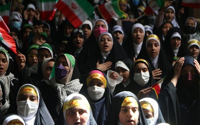 سلام 1400 دانش‌آموز قمی به فرمانده در مسجد مقدس جمکران