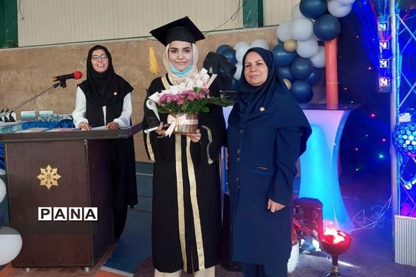 جشن فارغ‌التحصیلی دانش‌آموزان پایه دوازدهم مدرسه استعدادهای درخشان فرزانگان رودهن