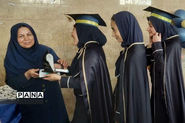 جشن فارغ‌التحصیلی دانش‌آموزان پایه دوازدهم مدرسه استعدادهای درخشان فرزانگان رودهن