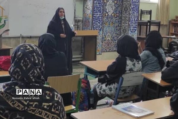 برگزاری کلاس‌های آموزش خانواده ویژه والدین در مدارس رودهن