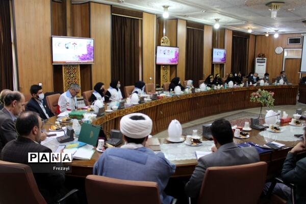 جلسه دانش‌آموزان عضو تشکل‌های دانش‌آموزی با مدیرکل آموزش‌ و پرورش استان اصفهان