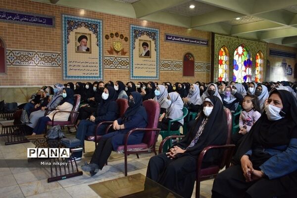 تجلیل از رتبه‌داران دبیرستان حجاب منطقه ۱۳