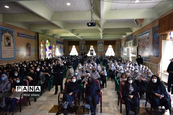 تجلیل از رتبه‌داران دبیرستان حجاب منطقه ۱۳