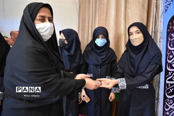 تجلیل از رتبه‌داران دبیرستان حجاب منطقه ۱۳