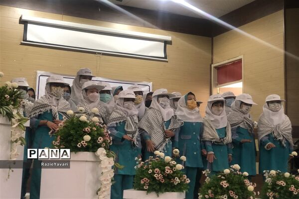 اهدای کارت همیاران پلیس به دانش‌آموزان