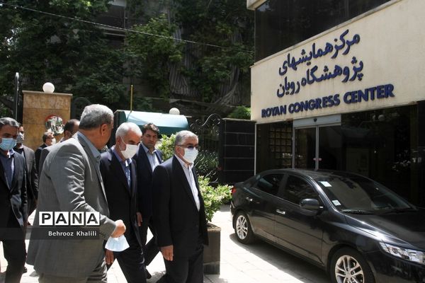 بازدید وزیر آموزش و پرورش از پژوهشگاه رویان