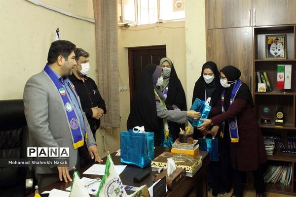 دیدار جمعی از دانش‌آموزان مدرسه تشکیلاتی پاینده با مدیر سازمان دانش‌آموزی استان خوزستان