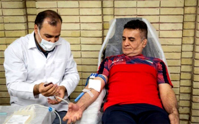 قهرمانان و پهلوانان کشتی ایران به جمع اهداکنندگان خون پیوستند