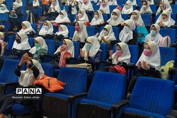 برگزاری‌جشن الفبا در بین دانش‌آموزان کلاس اولی رودهن