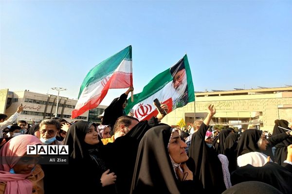 سرود حماسی سلام فرمانده در میدان شهدای مشهد