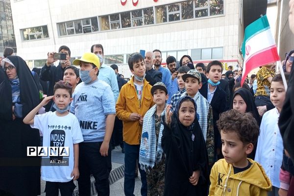 سرود حماسی سلام فرمانده در میدان شهدای مشهد