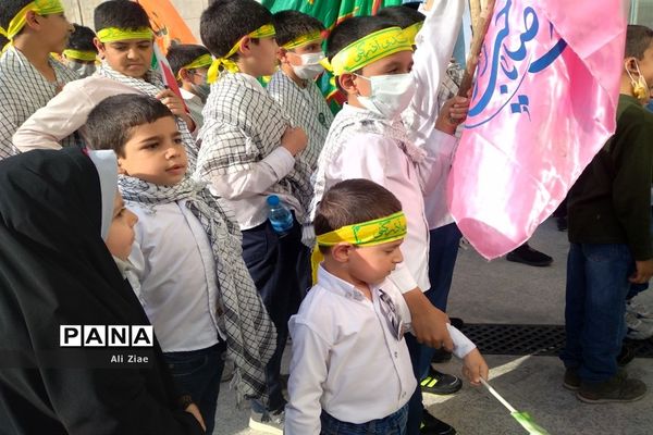 سرود حماسی سلام فرمانده در میدان شهدای مشهد