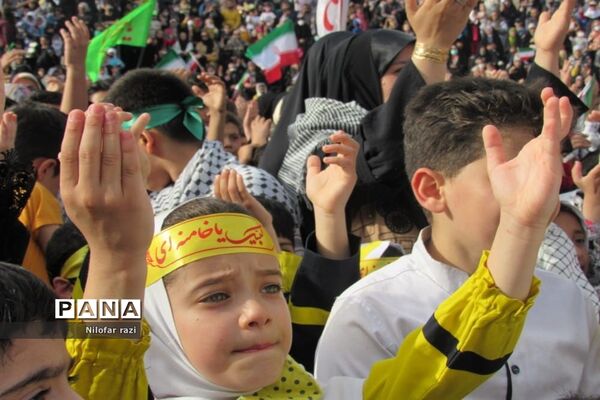اجرای سرود سلام فرمانده توسط دانش‌آموزان دهه نودی در ساری