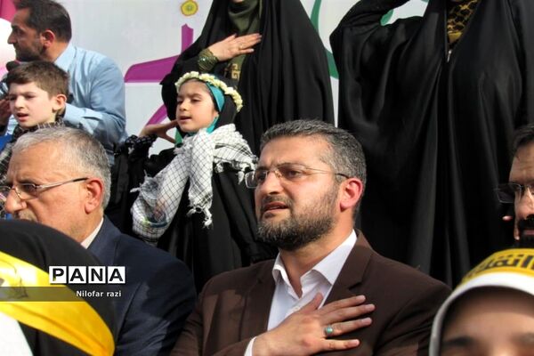 اجرای سرود سلام فرمانده توسط دانش‌آموزان دهه نودی در ساری