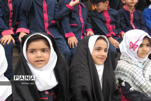 اجرای سرود سلام فرمانده توسط دانش‌آموزان دهه نودی در ساری