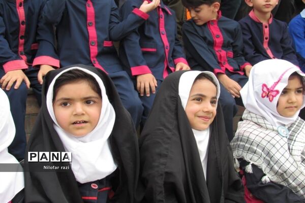 اجرای سرود سلام فرمانده توسط دانش‌آموزان دهه نودی در ساری