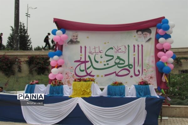 اجرای سرود سلام فرمانده توسط دانش‌آموزان دهه نودی در ساری