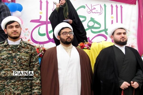 اجرای سرود سلام فرمانده توسط دانش‌آموزان دهه نودی در ساری