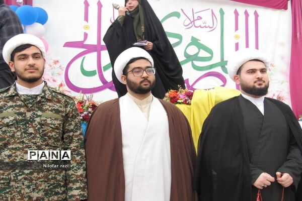 اجرای سرود سلام فرمانده توسط دانش‌آموزان دهه نودی در ساری