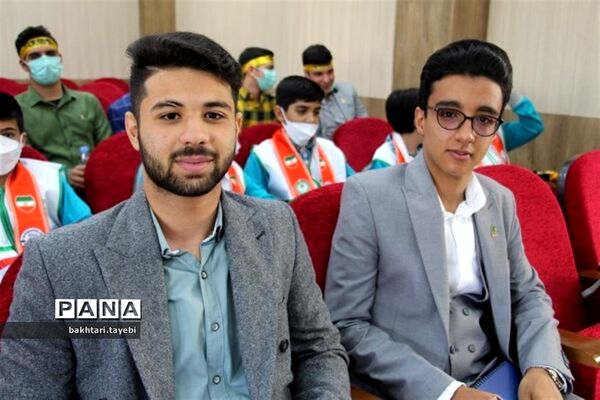 نشست صمیمانه وزیر آموزش و پرورش با جمعی از دانش‌آموزان استان اصفهان